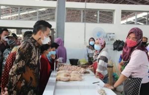 Bupati Kendal  Monitoring Harga Sembako di Pasar Pagi Kaliwungu