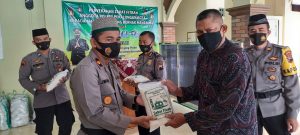 Polres Pekalongan Kota Berikan Zakat di Masjid Nur Hidayah