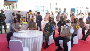 Danrem 162 WB dan Kapolda Pantau Penyekatan Mudik di Pelabuhan Kayangan