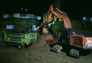 Alat Berat PT Toba Pulp Lestari Dikerahkan Pembersihan Material Longsor di Jalinsum Parapat