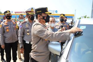 Kendaraan yang Lolos Pemeriksaan di Gerbang Tol Kalikangkung ditempel Stiker