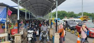 Arus Balik, Pemudik Padati Pelabuhan Kayangan