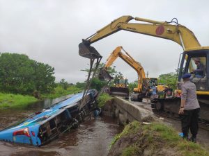 Bus Damri Terjun ke Sungai di Palangka Raya, Kalteng