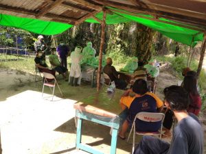 Babinsa Kapuas dampingi Tim kesehatan dalam pelaksanaan tes SWAB kepada masyarakat.