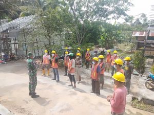 Saat Meninjau Renovasi Rumdis Mayonif 642/Kps Wadan Denzibang1/Stg Pastikan Penerapan K3