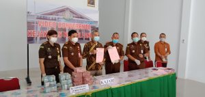 PT IGP Serahkan Denda Rp 1 M kepada Kejari Landak Akibat Lalai Padamkan Api