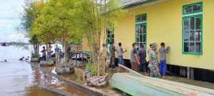 Anggota TNI Ini Ramai-ramai Perbaiki Masjid di Pontianak