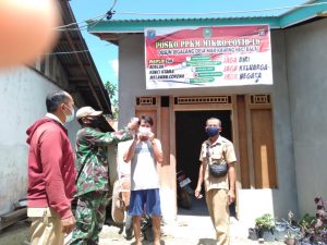 Anggota Koramil 1204/10 Balai Pantau Posko PPKM Mikro Desa, Imbauan 3 M dan Berikan Masker