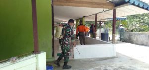 Tim Babinas Koramil Melakukan Penyemprotan disinfektan