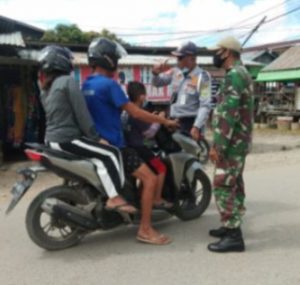 Koramil 1204-02/ Sekayam Aparat Gabungan Subsatgaster Dan Satgas Covid-19 Melaksanakan Penegakan Protokol Kesehatan