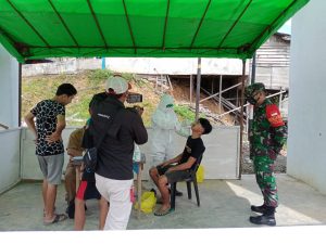 Koramil 1204-21/ Entikong Babinsa Ikut Serta Membantu Dalam Melaksanakan Kegiatan Swab Antigen Di Posko PPKM Mikro Bersama Pihak Puskesmas Dan Relawan Posko PPKM Mikro