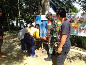 Koramil 22/ Belitang Mensosialisasikan 3M di desa binaan.