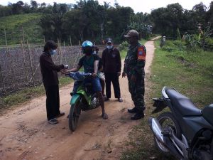 Babinsa Bersama Relawan Covid Monitor di Posko PPKM MIKRO