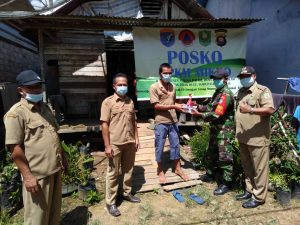 Tim Satgas Melakukan Penyerahan sarana Cuci Tangan dan Masker