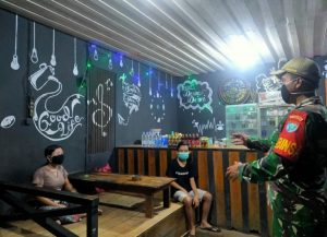 Tak Hanyak Siang Hari Babinsa Koramil 17/Nanga Taman Tetap lakukan Sosialisasi Tentang Bahaya Covid-19 Di Malam Hari