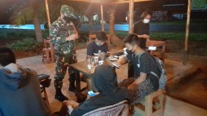 Babinsa koramil09/Toba melaksanakan  Antisifasi penyebaran covid- 19 di wilayah binaan .