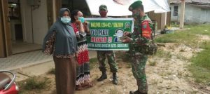 Koramil 1204-02/ Sekayam Babinsa Mensosialisasikan Protokol Kesehatan Dan Memberitahukan  Cara Pola Hidup Sehat Agar Terhindar Dari Penularan Covid-19