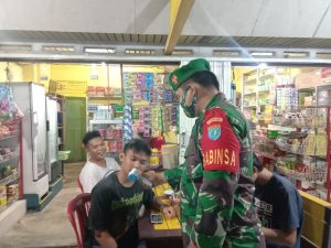 Koramil 22/ Belitang Mensosialisasikan 5M di desa binaan.
