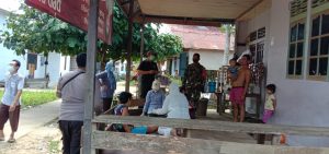 Koramil 16/ Sekadau hulu Mensosialisasikan 3M di desa binaan.