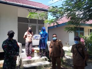 Babinsa Koramil 13/Belitang Hulu  Bagikan Sembako Kepada Warga
