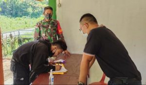 Babinsa dan Babinkamtibmas melaksanakan PAM pembagian BLT DD di Desa Semuntai