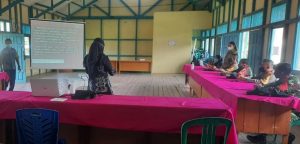 Babinsa melaksanakan pembekalan Tracer Covid-19 tentang aplikasi penginputan Dilacak.