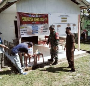 Babinsa Bersama Relawan Covid di Tingkat Desa Melaksanakan Pemantauan Monitor Keluar Masuk Orang di Posko PPKM Mikro.