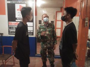 Babinsa menghimbau masyarakat Selalu ikut protokol kesehatan  dimasa pandemi