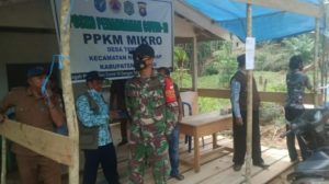 Babinsa Koramil 18/Nanga Mahap Menghimbau Untuk Terus Menerapkan 3M Di posko PPKM Mikro Kepada Masyarakat Yang Melintas