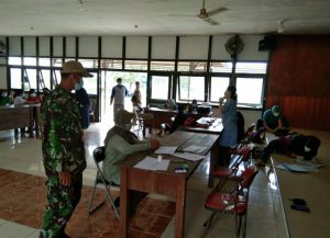 Babinsa Koramil 17/Nanga Taman Pantau Pemberian vaksin Kepada warga desa binaannya