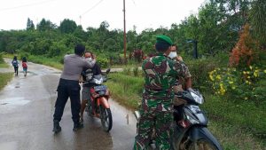 Koramil 22/ Belitang Mensosialisasikan 5M kepada masyarakat binaan.