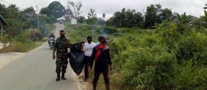 Koramil 1204-02/ Sekayam Babinsa Bersama Babinkamtibmas Dan Pernangkat Desa Melaksanakan Karya Bakti