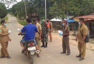 Cegah Penyebaran Covid-19 Babinsa Koramil 1204-13/Belitang Hulu Gencarkan PPKM Mikro Dan Pembagian Masker Di Wilayah Kecamatan Belitang Hulu