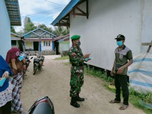 Koramil 22/ Belitang Mensosialisasikan 5M kepada masyarakat binaan.