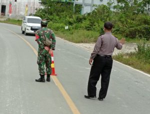 Koramil 1204-02/ Sekayam Penegakan Protokol Kesehatan Bagi Pengendara Roda Empat Dan Roda Dua