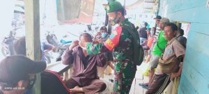 Babinsa korami1204-15/Sekadau Babinsa bersama masyarakat sama sama melaksanakan protokol kesehatan .