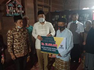 Wagub Sumbar Audy Joinaldy Serahkan Bantuan Bedah Rumah ke Warga Pasaman