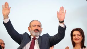 PM Armenia Sambut Para Pendukungnya di Pawai Kemenangan