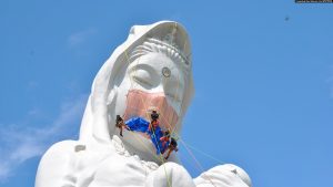 Berdoa agar COVID-19 Usai, Patung Dewi Kwan Im di Jepang Dipasangi Masker