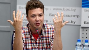 Wartawan Belarus yang Dipenjara Muncul dalam Konferensi Pers