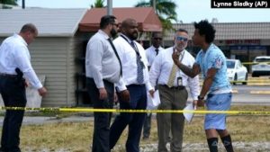 Di Tengah Duka, Perburuan 3 Orang Bersenjata di Miami Berlanjut
