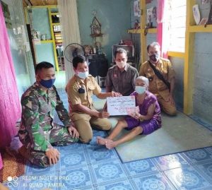 Babinsa dan Babinkamtibmas melaksanakan PAM pembagian BLT DD di Desa Kembong.