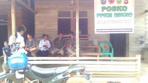 Babinsa Bersama Tim Gugus Desa Mengecek Posko, Menyerahkan Sabun Cuci Tangan dan Masker Kepada Pengurus Posko.