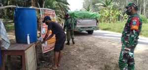 Koramil 22/ Belitang Mensosialisasikan 3M kepada masyarakat binaan.