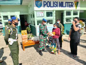 Tali Asih Subdenpom XII/1-1 Singkawang Bagikan Sembako untuk Warga