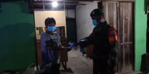 Ditangan Pandemi Covid-19 Babinsa Praka Rosdiana Tetap Semangat Komsos Kepada Masyarakat