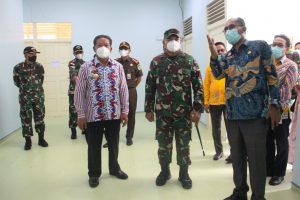 Bupati Sanggau Paolus Hadi bersama Danrem 121/ABW Brigjen Ronny Tinjau Laboratorium PCR/BSL 2
