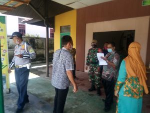 Koramil 1204-02/ Sekayam Melaksanakan Penegakan Protokol Kesehatan Di Kegiatan Tasyakuran Akhir Sana Hafidz Qur’an