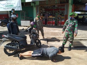 Babinsa Melaksanakan Penegakan Hukum Protokol Kesehatan Tingkat Kecamatan