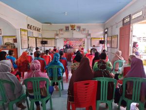 Babinsa dan Babinkamtibmas melaksanakan PAM pembagian BLT DD di Desa Try Mulya